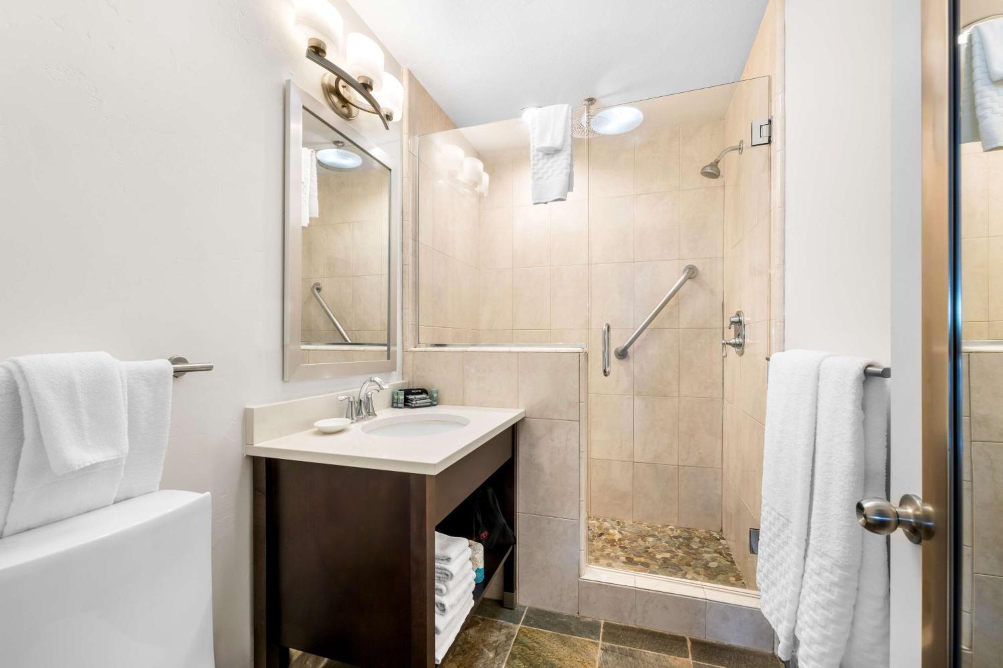 Two-Bedroom Suite Three Queen Beds River View Non-Smoking,1659463795:JPEG